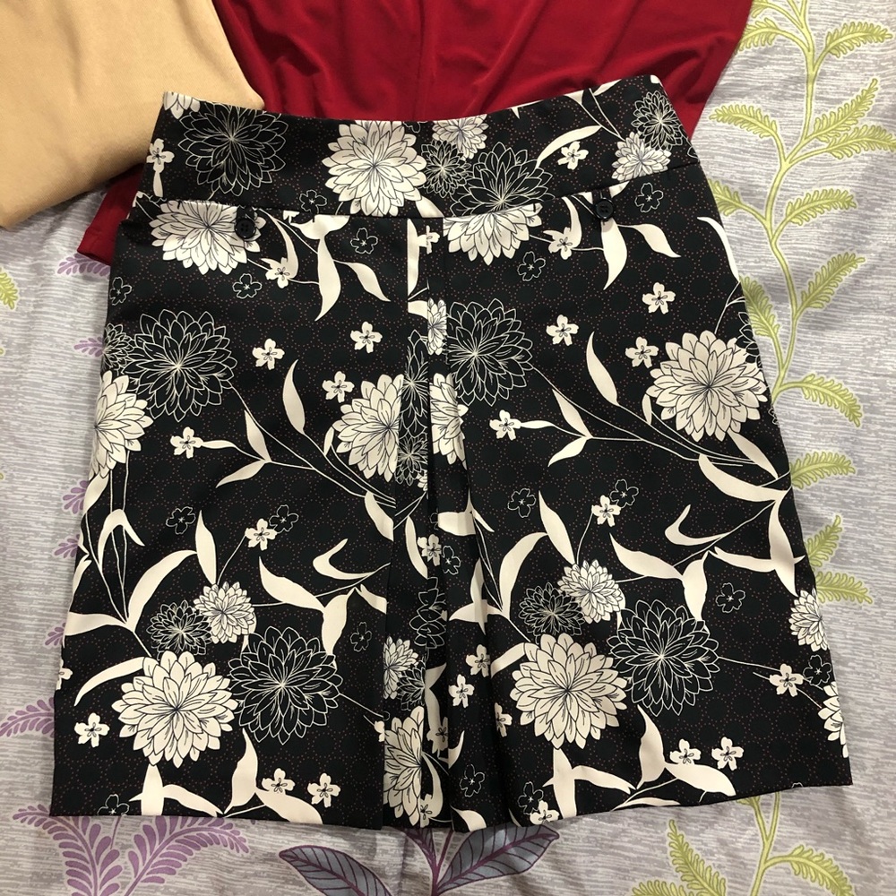 Ann Taylor LOFT Floral Pleated Skirt with Pockets! 6P Petite - Picture 3 of 8